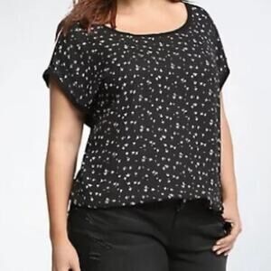 Torrid star print women’s shirt short sleeve blouse black and white size 2